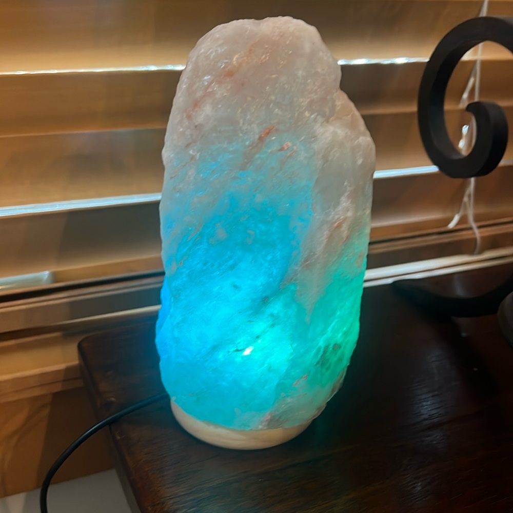 Beautiful Natural Himalayan salt lamp! 8 inches tall 4 inches wide